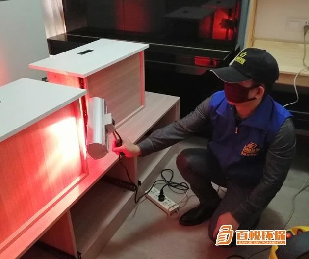 佛山百悅環(huán)保除甲醛治理公司是專業(yè)清除甲醛公司，為佛山及佛山周邊新裝修機關企事業(yè)單位辦公樓、寫字樓、家庭住宅、新房、別墅、公寓、酒店、賓館、醫(yī)院、養(yǎng)老院、幼兒園、學校教室、商場、超市、旅館、文化場所、書店、圖書館、展覽館、體育館、公共交通場所、公共交通工具、餐廳等用戶提供室內除甲醛、裝修甲醛治理解決方案、除異味的空氣治理服務,擁有經(jīng)驗豐富的施工團隊，除甲醛價格公道，十五年質保。